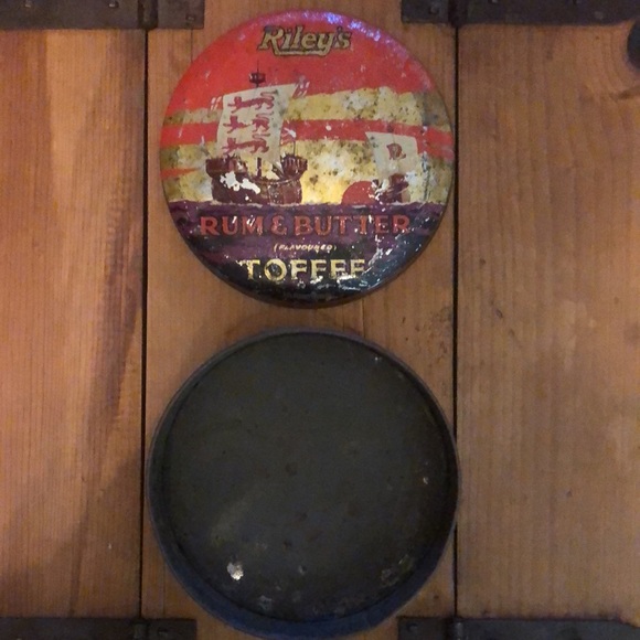 RILEY'S RUM & BUTTER TOFFEE Vintage Advertising Round Tin with Lid from England - Picture 6 of 7